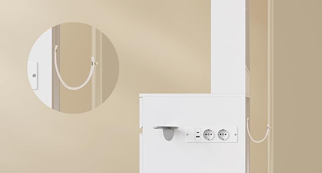 Modernes Badezimmerinterieur mit weißen Fliesen, minimalistischen Designelementen und klaren Linien. Mehrere Paneele zeigen verschiedene Blickwinkel desselben Raums.