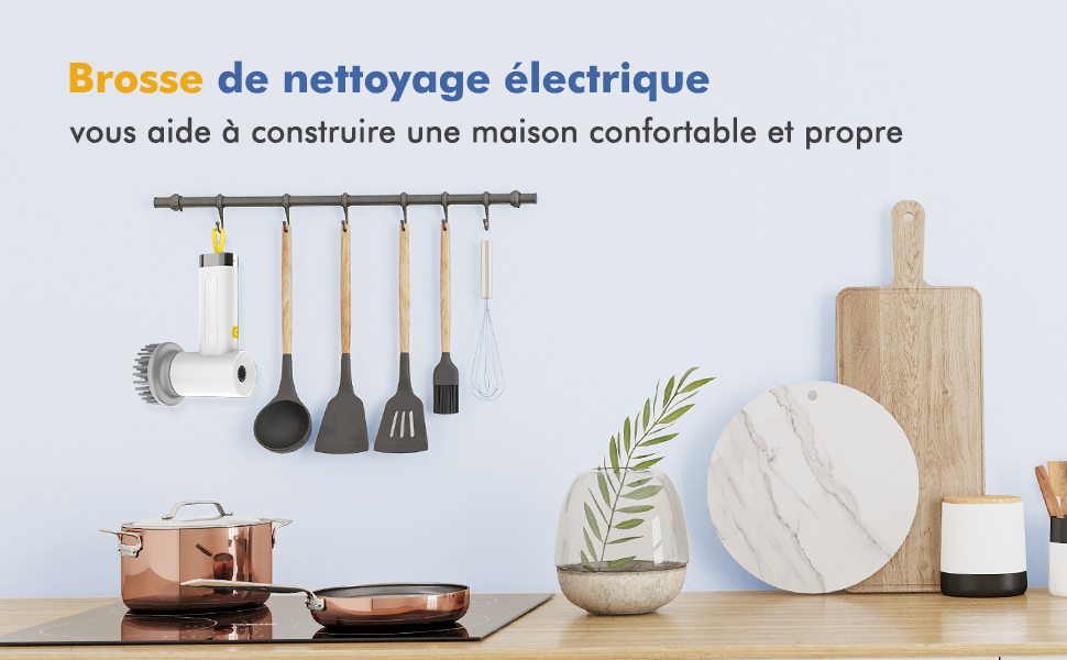 Configuration de l'organisation de la cuisine avec support monté contenant des ustensiles, des ustensiles de cuisine en cuivre, des planches à découper et des éléments décoratifs sur un mur bleu