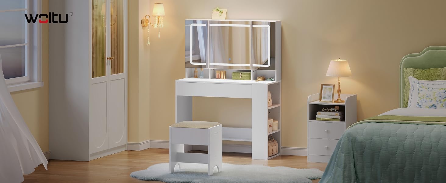 Testo visibile: 'WAHU'. Immagine composita che mostra mobili bianchi minimalisti ed elementi di design d'interni in uno spazio abitativo moderno con luci calde e accenti verdi.