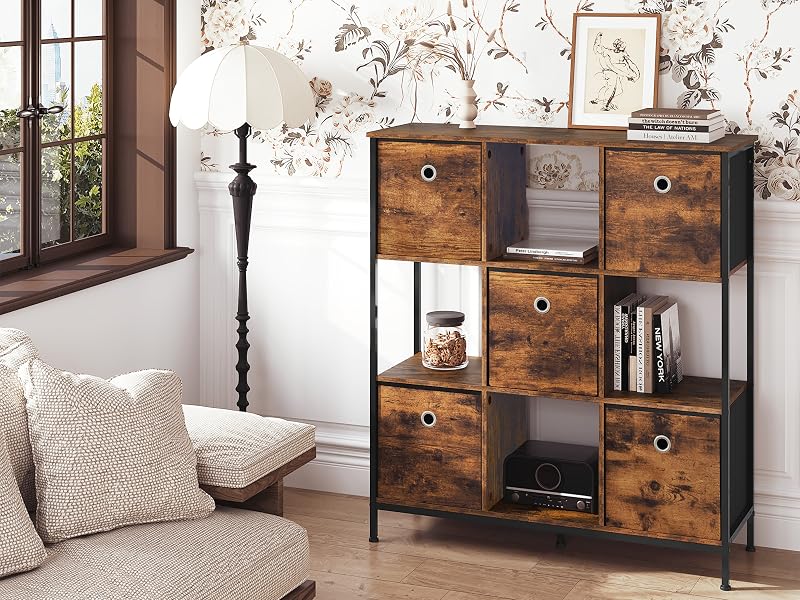 Mobile contenitore a cubo in stile industriale con pannelli in legno rustico e struttura in metallo nero, caratterizzato da nove scomparti con alcuni inserti a cassetto,