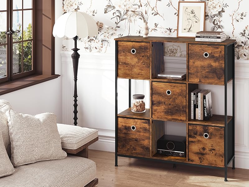 de estilo industrial con paneles de madera rústica y marco de metal negro, con nueve compartimentos con algunos insertos en los cajones, colocados sobre papel pintado floral