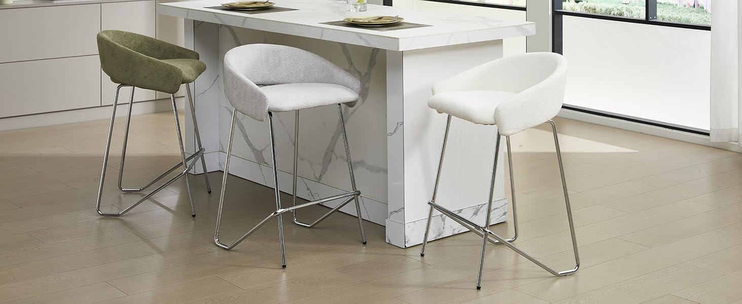L'intérieur de la salle à manger moderne comprend des tables rectangulaires blanches associées à d'élégantes chaises en fil métallique. Design épuré et minimaliste avec éclairage naturel.