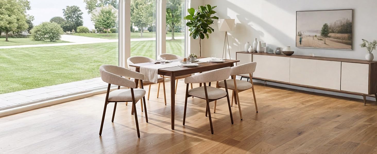Intérieur de la salle à manger moderne avec table en bois, chaises et grandes fenêtres donnant sur le paysage extérieur. Espace lumineux et minimaliste avec parquet et mobilier contemporain.