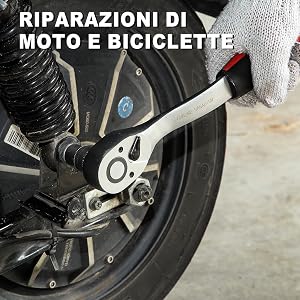 Primo piano di lavori di manutenzione di motociclette o biciclette, che mostra uno strumento chiave utilizzato su un gruppo di ruote nere con
