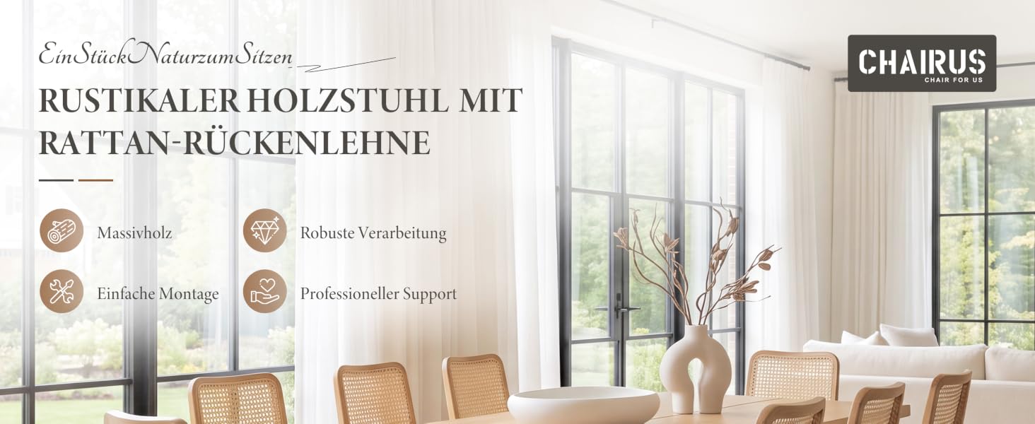 Der Text lautet „RUSTIKALER HOLZSTUHL MIT RATTAN-RÜCKENLEHNE“ und „CHAIRUS“. Innenraum mit Holzstühlen mit Rückenlehnen aus geflochtenem Rattan in der Nähe großer Fenster, auf denen vier Designdetails der Stühle zu sehen sind.