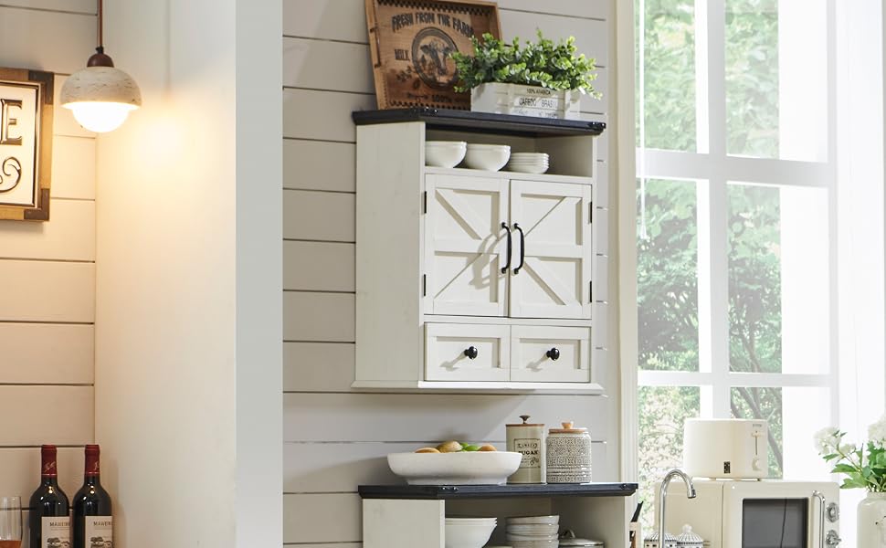 Moderne foto bianche degli interni della cucina che mostrano armadi, finestre e illuminazione naturale da diverse angolazioni, evidenziando un design pulito e minimale.