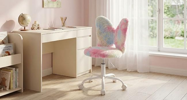 Beiger Schreibtisch mit offenem Stauraum und rosafarbenem, flauschigen Stuhl im hellen Schlafzimmer mit großen Fenstern, hellem Holzboden und Polstermöbeln.