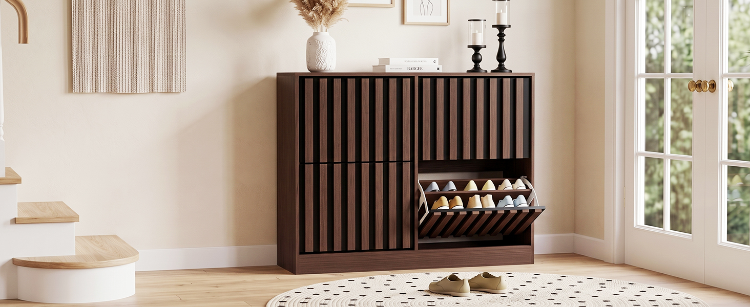 Chambre intérieure moderne avec un panneau mural à lattes verticales foncées, des sièges blancs, une fenêtre et un style de décoration d'intérieur contemporain.
