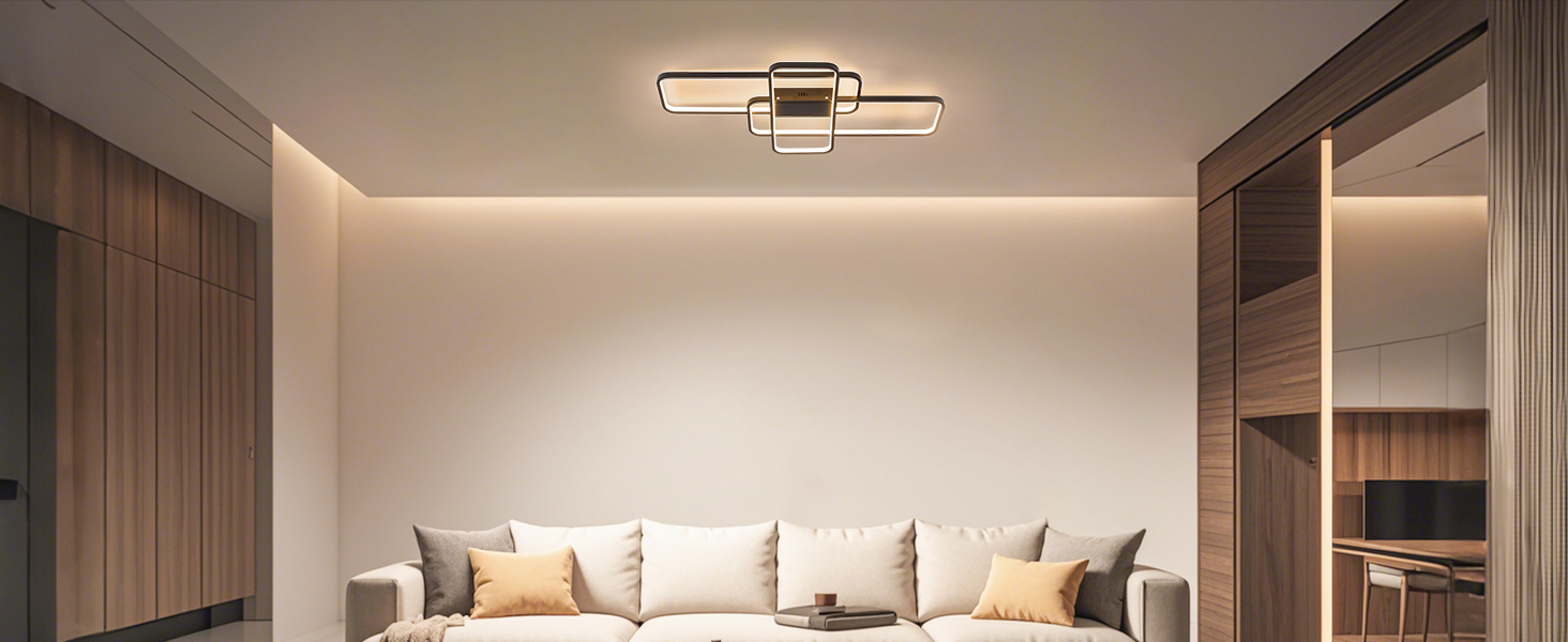 Moderne rechteckige LED-Deckenleuchte mit geometrischem Design, beleuchtet in einem minimalistischen Wohnzimmer mit beigen Wänden und weißem Sofa