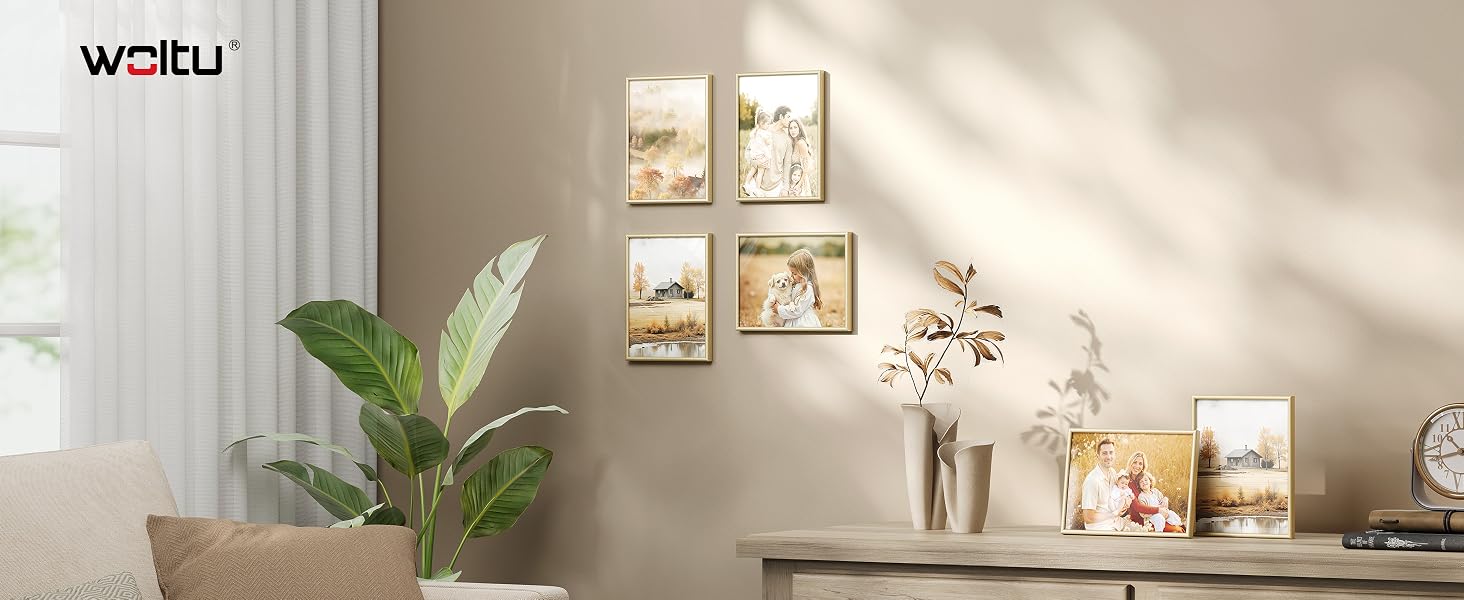 Interno moderno e minimalista del soggiorno con pareti beige, con arte decorativa murale, piante d'appartamento e illuminazione naturale dalle finestre.