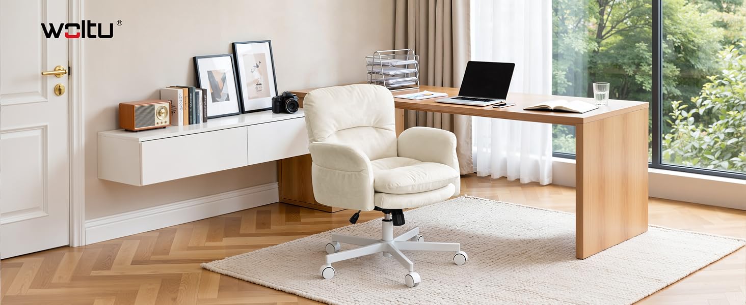 Le texte indique « WEILO ». Cadre de bureau à domicile moderne avec des meubles blancs, de grandes fenêtres, du parquet et un éclairage naturel.