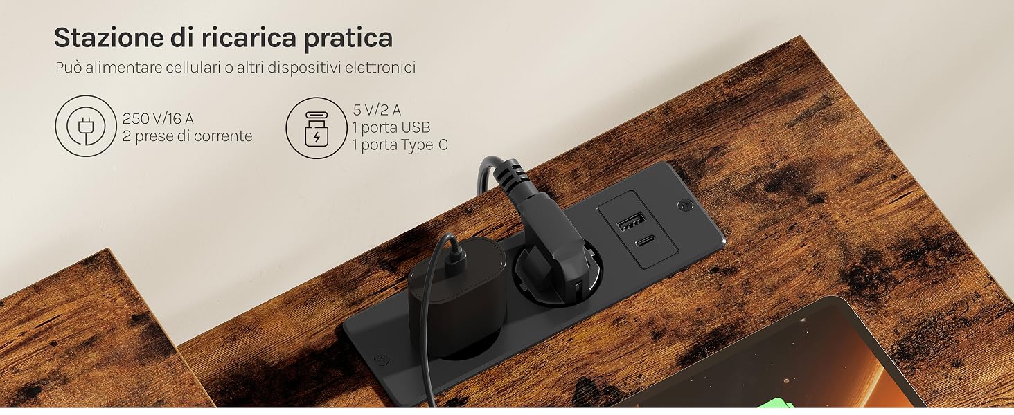 Il testo recita «Stazione di ricarica pratica». Vista ravvicinata di una stazione di ricarica o di un dispositivo dock scuro montato su una superficie di legno.