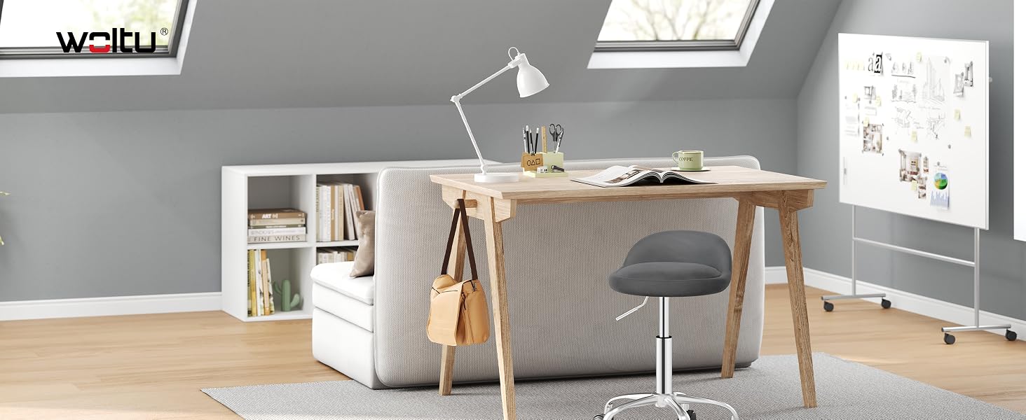 Interni moderni e minimalisti per ufficio o soggiorno con mobili bianchi, elementi in legno ed estetica dal design pulito mostrata da più angolazioni.