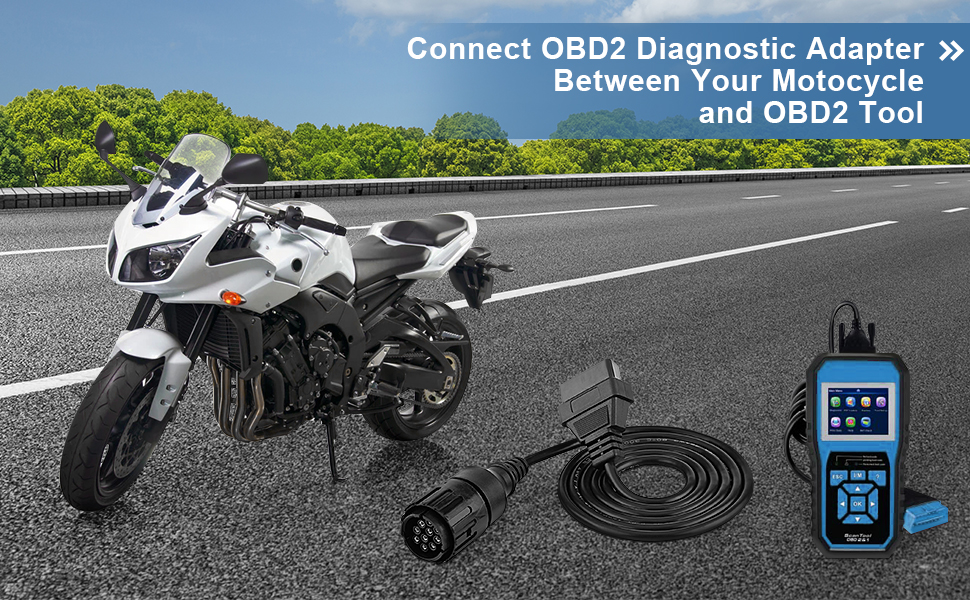 Moto blanche sur route avec adaptateur de diagnostic OBD2 et outil de numérisation illustrés, y compris le câble de connexion pour le diagnostic de la moto