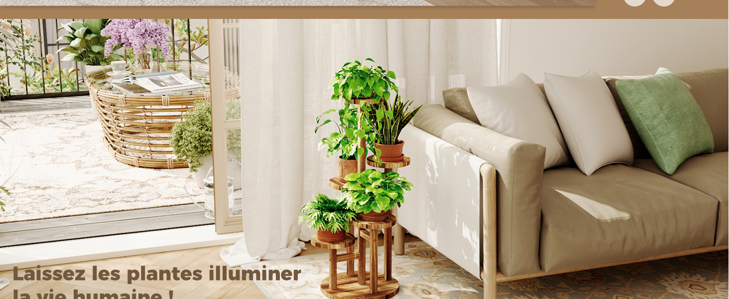 Salon avec canapé beige, plantes vertes sur support en bois et portes coulissantes en verre menant au balcon avec meubles en osier et plantes à fleurs