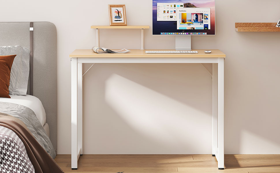 un bureau blanc avec un plateau blanc et une étagère blanche