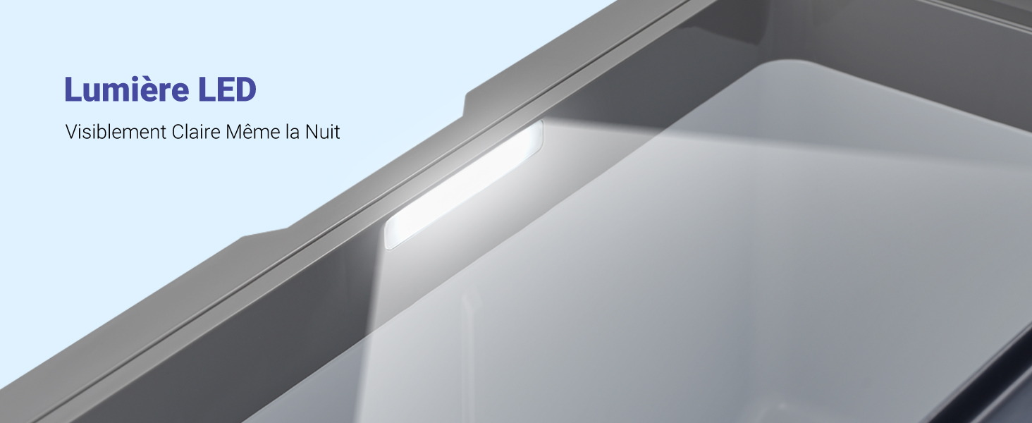 Gros plan d'un luminaire LED moderne et élégant monté sur un mur ou un plafond. Texte « Lumière LED » visible sur l'image