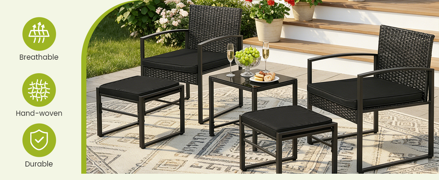Ensemble de mobilier d'extérieur tressé noir avec deux chaises, un banc et une table sur la terrasse avec trois icônes vertes sur le côté gauche indiquant les caractéristiques du produit.