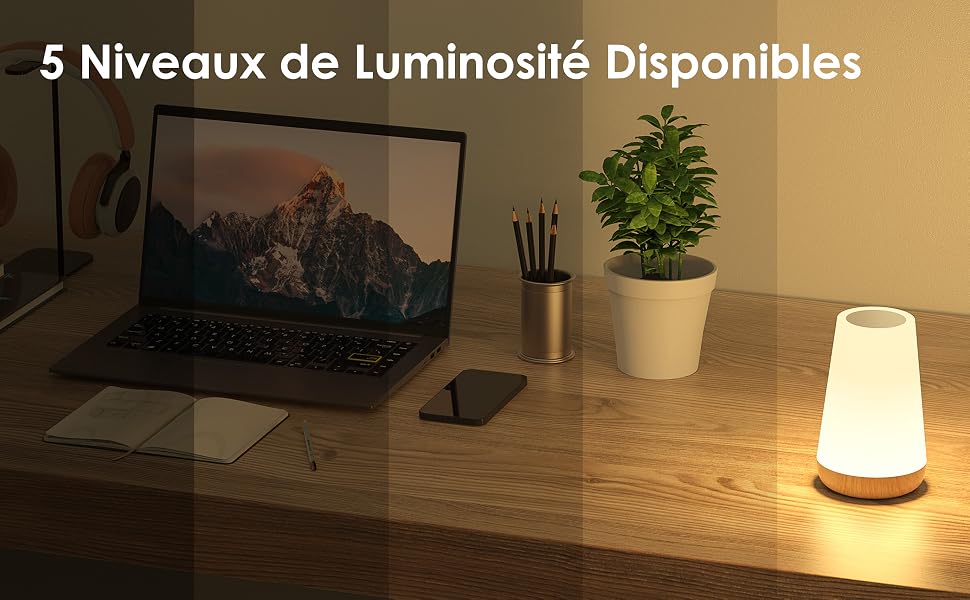 avec une lueur chaude sur une surface en bois.
