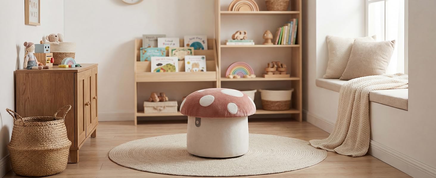 Interno minimalista della camera da letto con mobili in legno naturale, cestini portaoggetti intrecciati, biancheria da letto beige chiaro, tappeto rotondo con accenti e una palette di colori neutri morbidi che creano uno spazio calmo e organizzato.