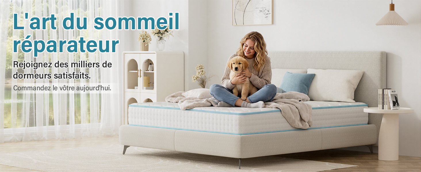 Le texte se lit comme suit : « L'art du sommeil réparateur » et « Réglez des l'heure de coucher la température facilement ». Femme assise sur un lit blanc dans la chambre. Image promotionnelle en français pour un produit de literie Sleep Comfort.