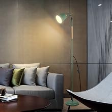 Moderne Stehlampe mit verstellbarem Kopf, die eine Wohnzimmerecke mit einem grauen Sofa mit dekorativen Kissen und einem Couchtisch aus Holz beleuchtet