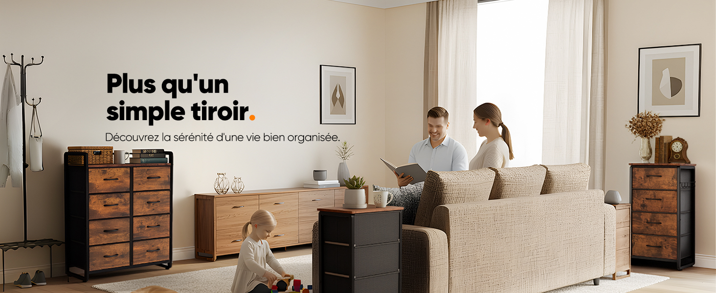 Le texte se lit comme suit : « Plus qu'un simple droit ». Intérieur de salon moderne avec canapé beige, meubles de rangement en bois et décoration murale dans des tons neutres.