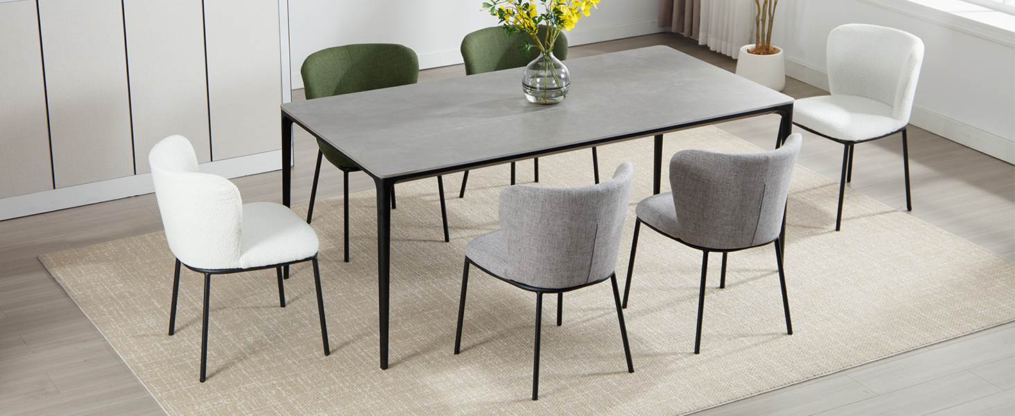 Juego de comedor moderno con mesa rectangular gris y seis sillas. La mesa tiene patas de metal negro. Sillas en blanco, verde y gris con respaldos curvos y patas de metal.