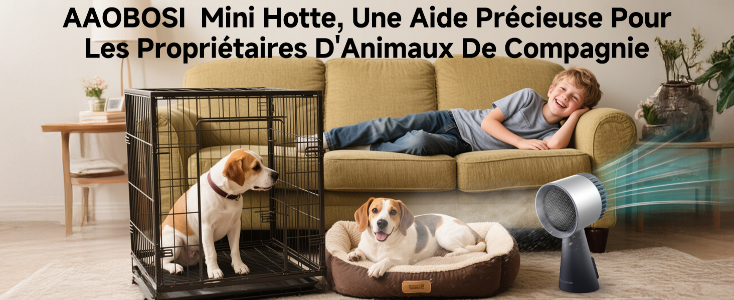 Scène d'intérieur avec cage pour chien, ventilateur et lit pour chien. Un chien en cage, un autre au lit. Personne allongée sur le canapé. Présente des produits de soins pour animaux de compagnie à usage domestique.