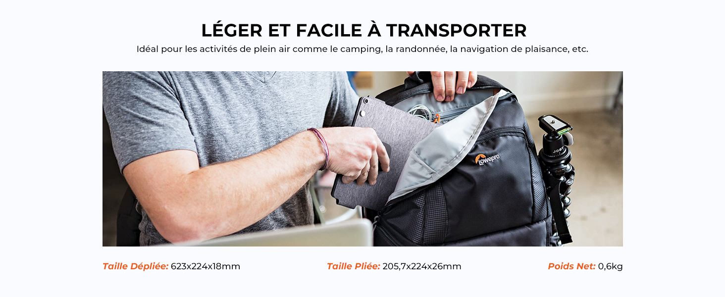 un homme tenant un sac à dos avec un sac à dos à l'intérieur.