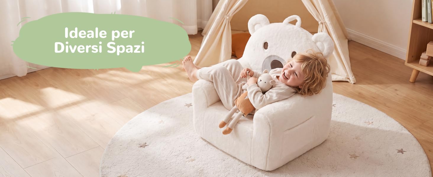 Il testo recita «Ideale per Diversi Spazi». Bambino in abiti chiari seduto in un mobile bianco sullo sfondo del pavimento in legno.