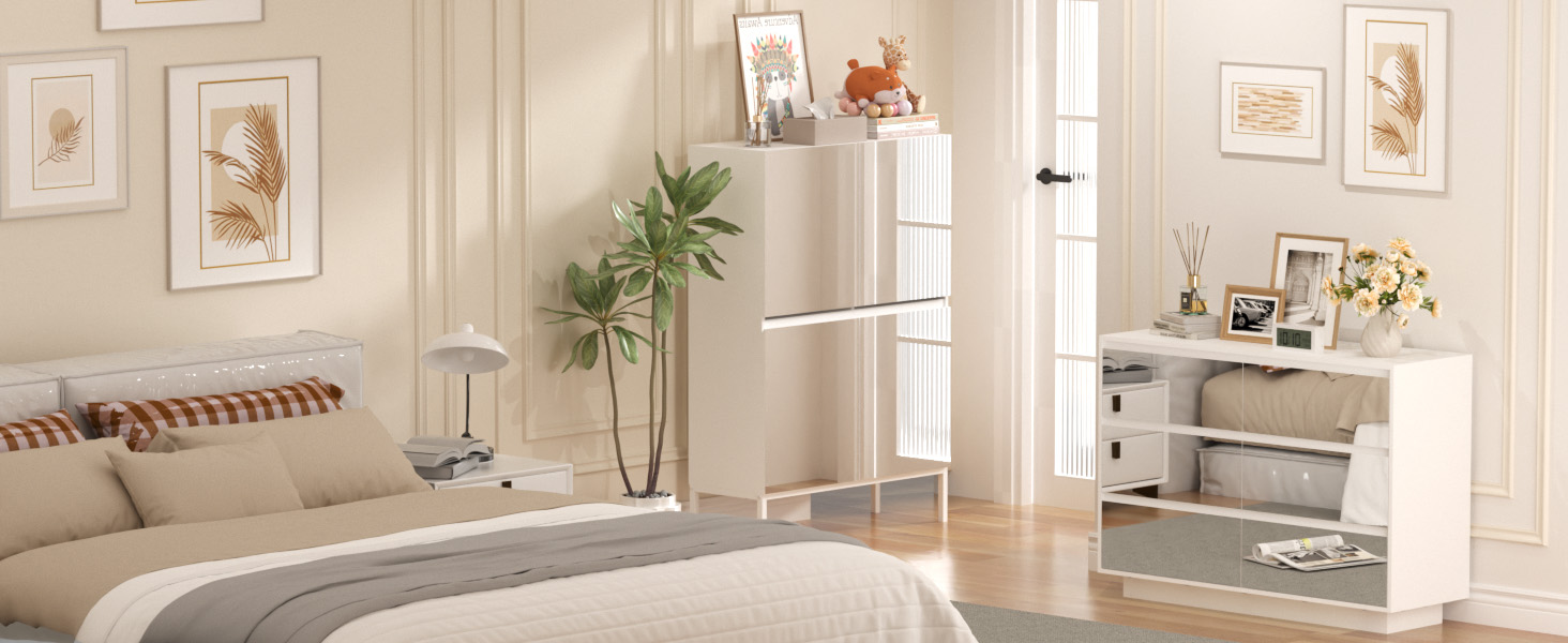 Camera da letto moderna e minimalista con pareti beige, con arte murale, piante in vaso e illuminazione naturale attraverso le finestre. Estetica pulita con una tavolozza di colori neutri.