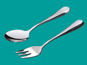 une fourchette et une cuillère sur fond turquoise.