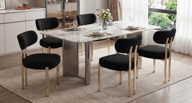 Ensemble de salle à manger moderne composé de chaises rembourrées noires avec dossier incurvé et pieds en bois, disposées autour d'une table à manger en marbre dans un décor intérieur contemporain.