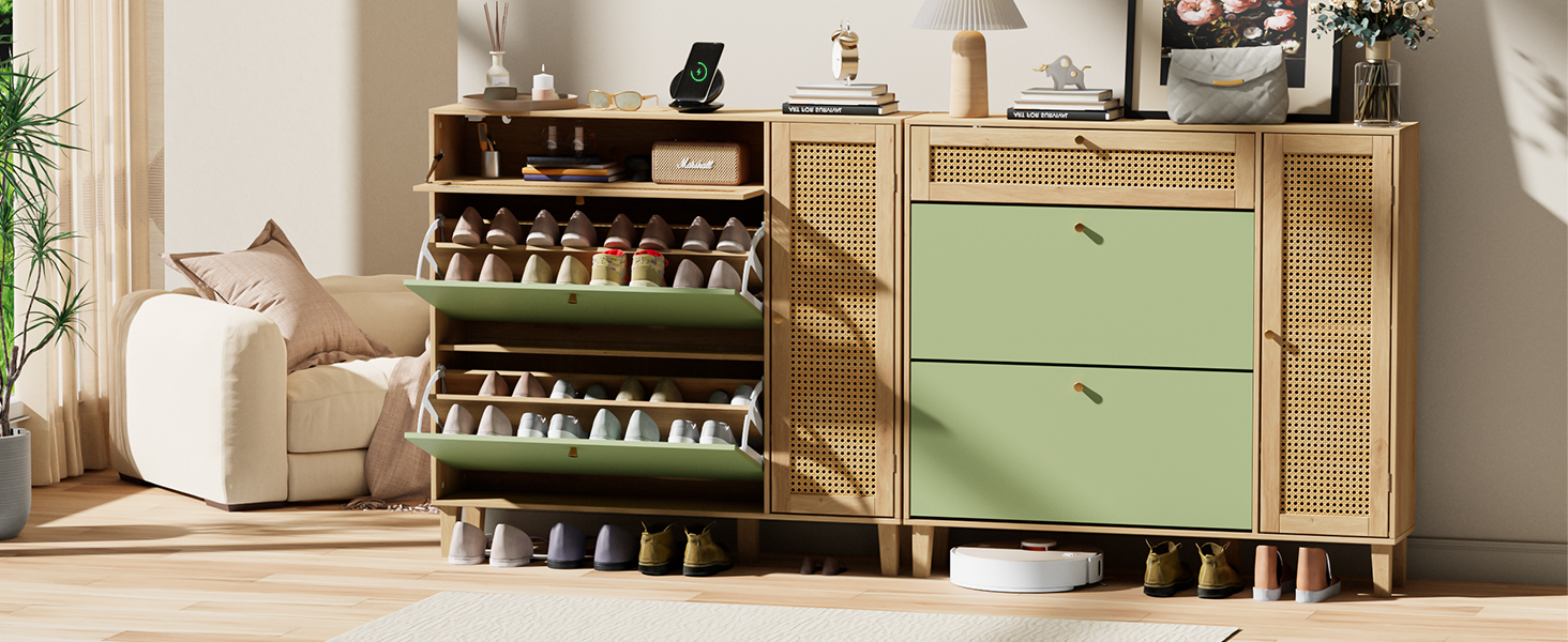 Serie di scarpiere in legno verde salvia chiaro con frontali in rete rattan, esposte in un ambiente domestico con illuminazione naturale.
