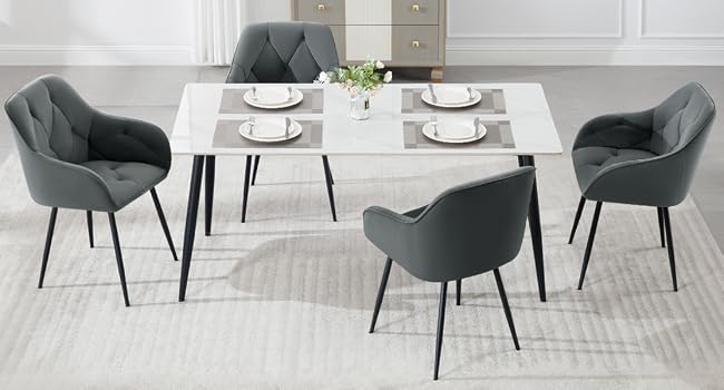 Set da pranzo moderno con tavolo rettangolare bianco con gambe nere e quattro sedie imbottite grigie con schienali curvi e gambe in metallo