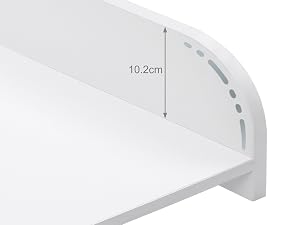 Mensola o sporgenza da parete bianca con un'altezza di 10,2 cm mostrata, con un dettaglio decorativo curvo sul