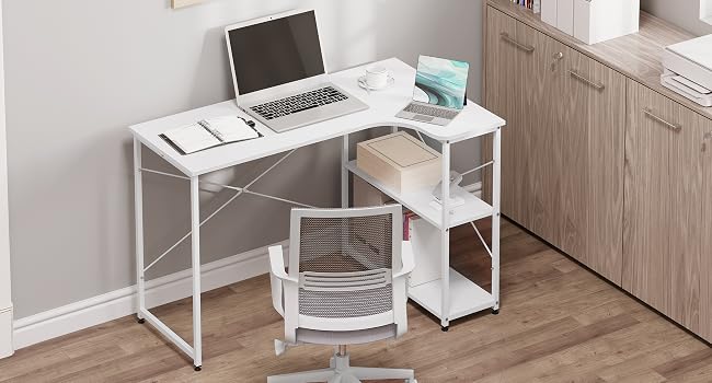 Moderna scrivania per computer bianca con ripiani portaoggetti, caratterizzata da un design minimalista e un fattore di forma compatto per l'uso in ufficio a casa