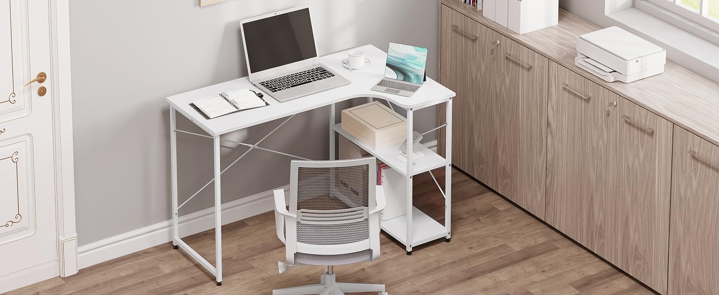 Moderno escritorio blanco para computadora con estantes de almacenamiento, con un diseño minimalista y un formato compacto para uso en la oficina doméstica.