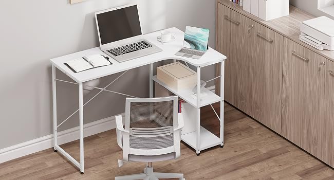 Moderno escritorio blanco para computadora con estantes de almacenamiento, con un diseño minimalista y un formato compacto para uso en la oficina doméstica.