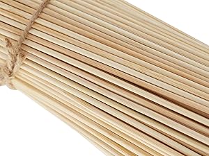 Fascio di spiedini o bastoncini in legno naturale disposti in parallelo, che mostrano la loro struttura in legno chiaro e la forma