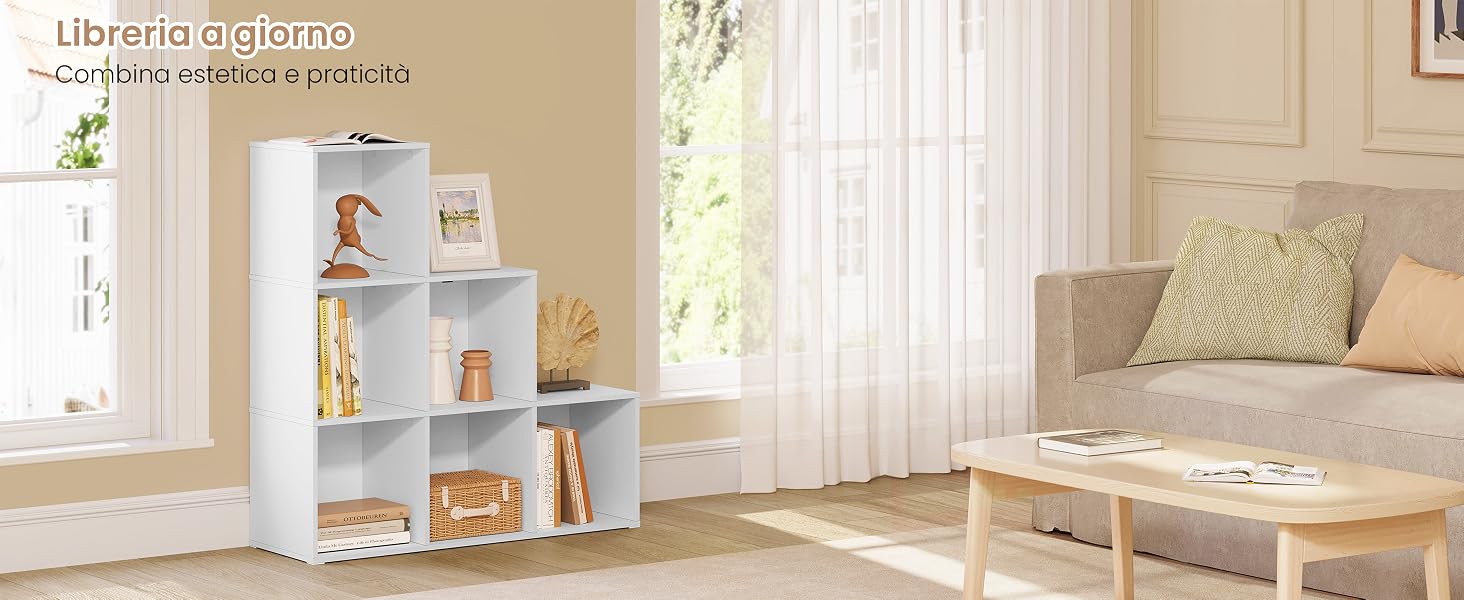 Libreria a scala in legno bianco con più livelli per l'esposizione, esposta nel soggiorno con finestra e area salotto