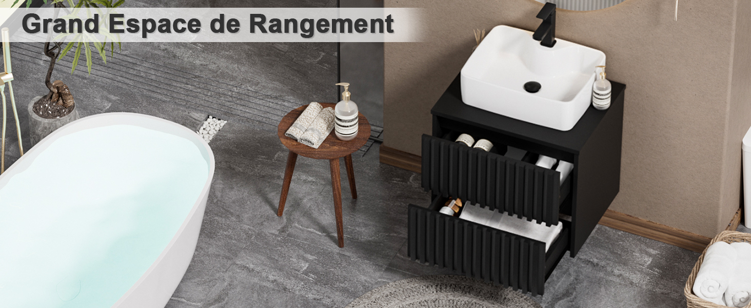 Le texte indique « Grand Espace de Rangement ». Espaces de rangement intérieurs présentant des étagères blanches et des solutions de rangement organisées.