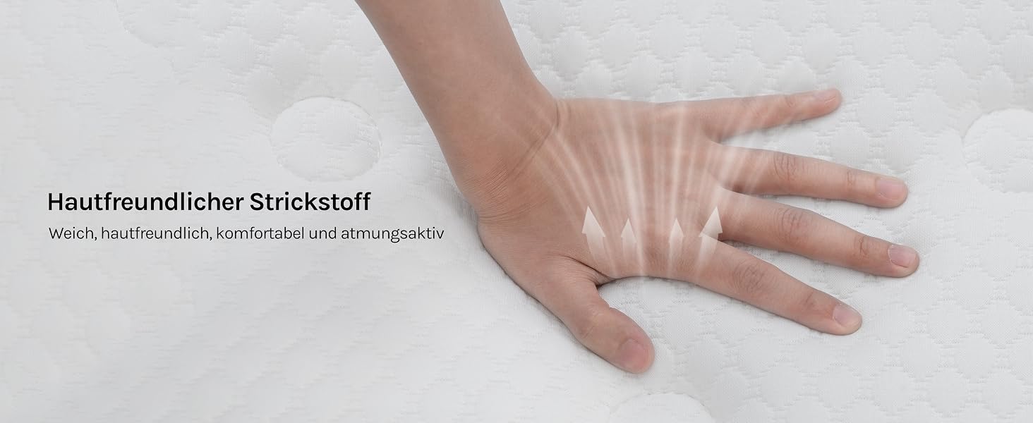 Der Text lautet „Hautfreundlicher Strickstoff“ und „wird Ökotex® -Zertifikat zertifiziert und als Sicherheit“. Nahaufnahme einer Hand, die die Oberflächenstruktur des Textilgewebes auf weißem Hintergrund zeigt.