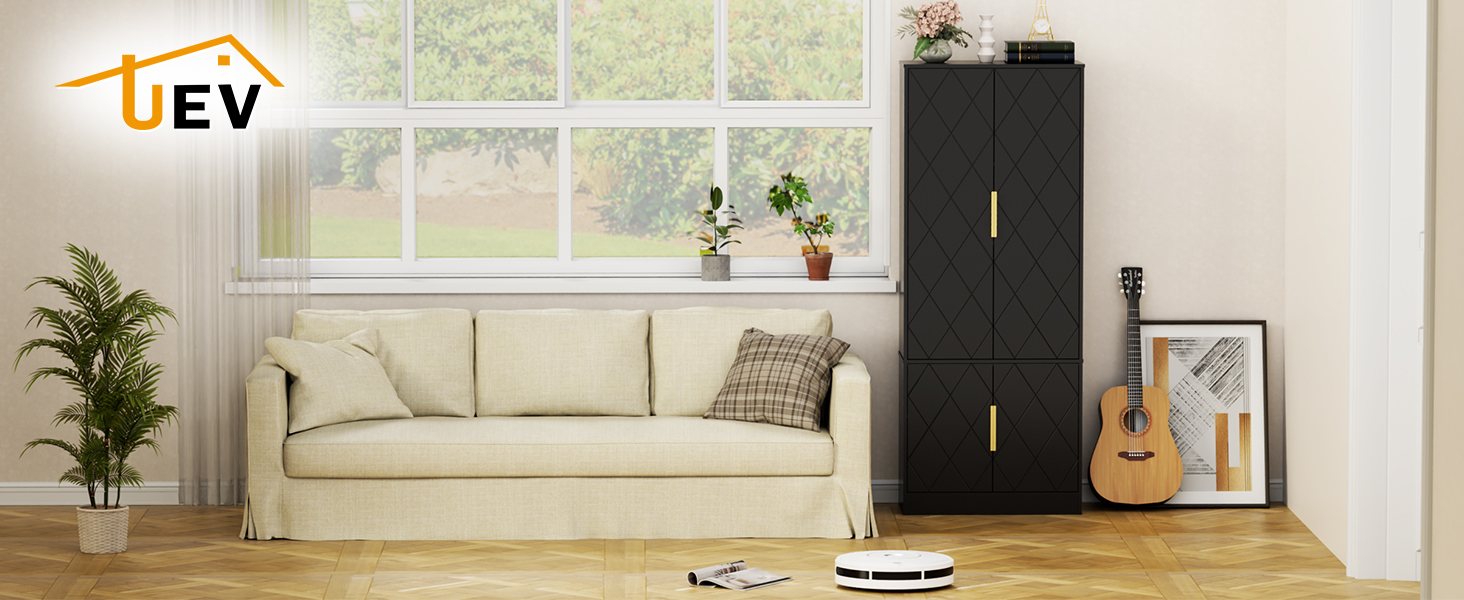 Ambiente interno del soggiorno che mostra una parete bianca, una finestra con luce naturale, piante da interno e mobili moderni contro pareti chiare.