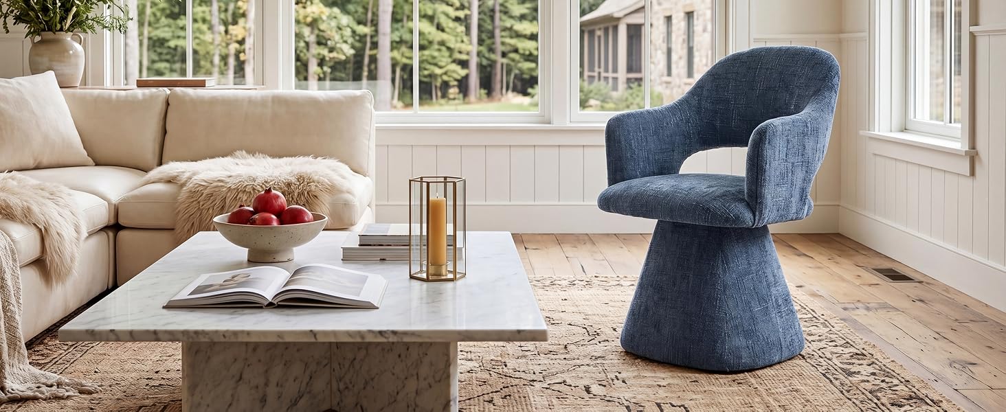 Interno moderno del soggiorno con divano componibile beige/marrone chiaro, sedia imbottita blu, tavolino da caffè in legno con accessori e ampie finestre con luce naturale.