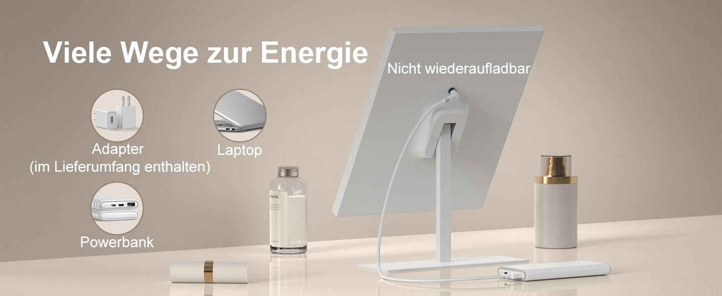 Desktop-Setup mit verschiedenen Stromanschlussoptionen, einschließlich Adaptern und einem silbernen Laptopständer mit Montagemöglichkeiten.