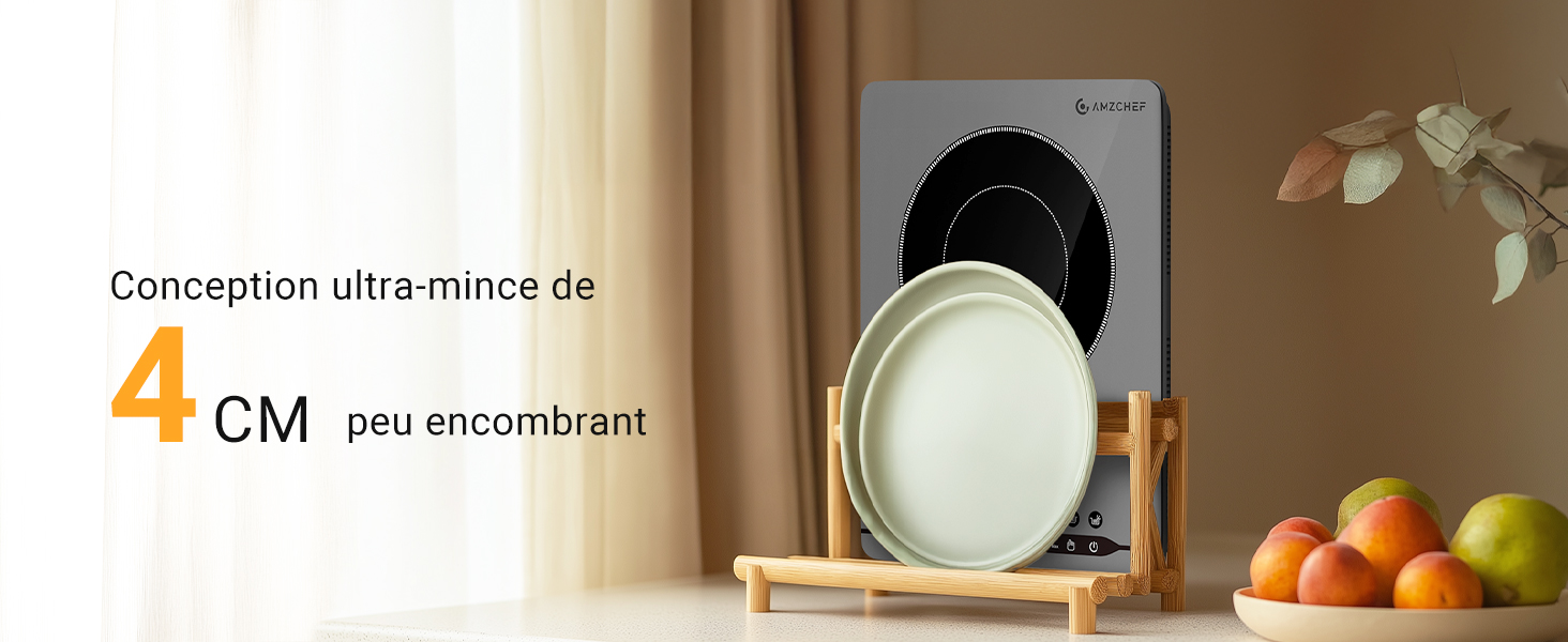 Un appareil circulaire blanc mince, de 4 cm d'épaisseur, exposé sur un support près d'une fenêtre avec des fruits et des plantes en arrière-plan.