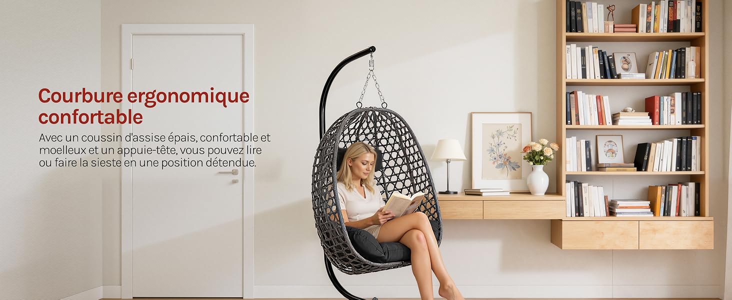 Le texte se lit comme suit : « Confort et ergonomie confortable ». Scène intérieure montrant une chaise à œufs suspendue dans un coin avec des étagères.