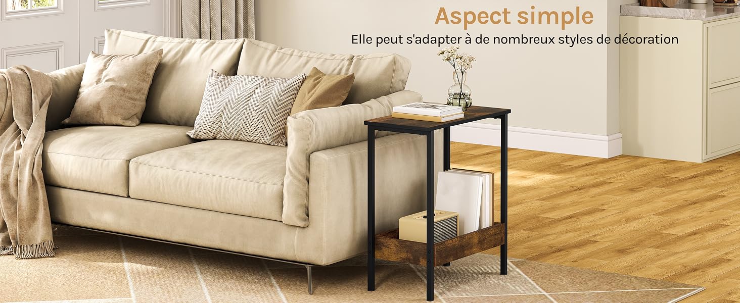 avec coussins à côté d'une table d'appoint en métal noir dans un salon avec parquet et murs blancs